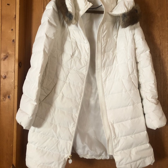T Tahari puffer jacket, below waist length with fur around hood - Picture 2 of 4